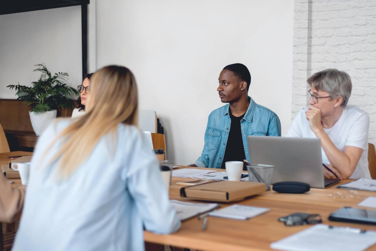 Sesión de formación financiera con instructor experto